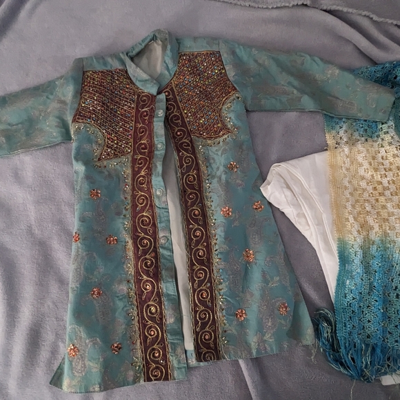 Indian Outfit - Picture 3 of 4